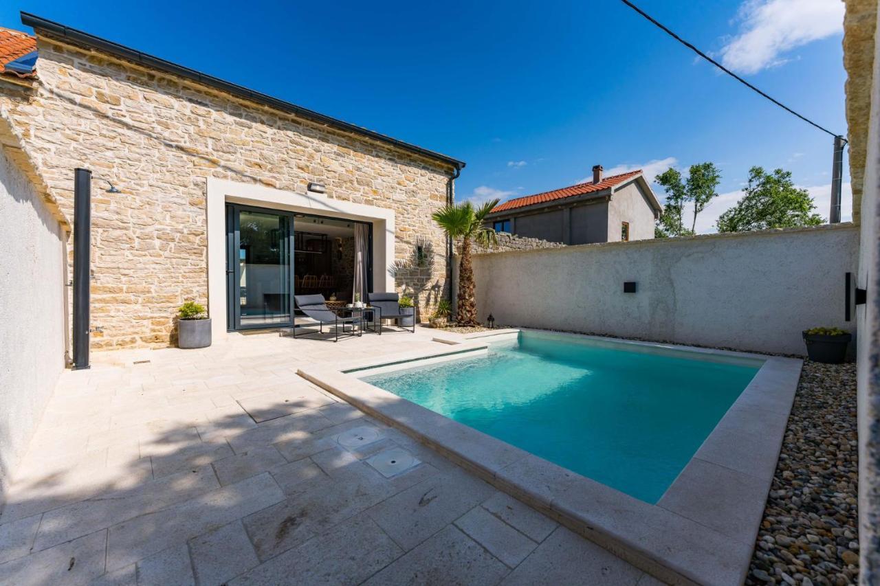 فيلا Stone House With Pool Poeta Pridraga المظهر الخارجي الصورة